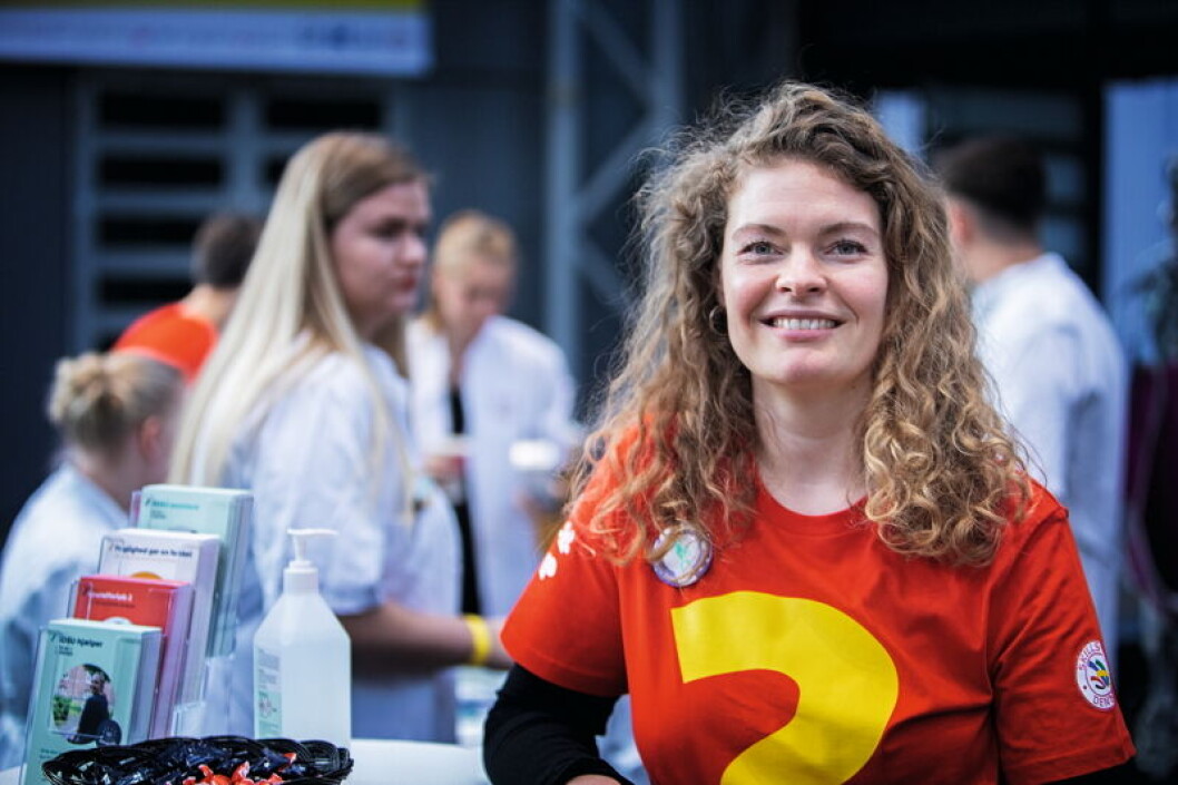 Som social- og sundhedsunderviser kan du blive kastet ud i alle mulige slags opgaver, fortæller Emilie Koch Helsø – for eksempel at bemande en stand på DM i Skills, det årlige danmarksmesterskab for erhvervsuddannelserne. Som social- og sundhedsunderviser kan du blive kastet ud i alle mulige slags opgaver, fortæller Emilie Koch Helsø – for eksempel at bemande en stand på DM i Skills, det årlige danmarksmesterskab for erhvervsuddannelserne.