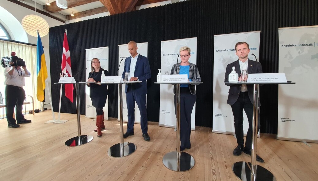 Dagens pressemøde blev holdt i Udenrigsministeriet. Udover børne- og undervisningsminister Pernille Rosenkrantz-Theil deltog også udlændinge- og integrationsministeren, social- og ældreministeren og beskæftigelsesministeren Dagens pressemøde blev holdt i Udenrigsministeriet. Udover børne- og undervisningsminister Pernille Rosenkrantz-Theil deltog også udlændinge- og integrationsministeren, social- og ældreministeren og beskæftigelsesministeren