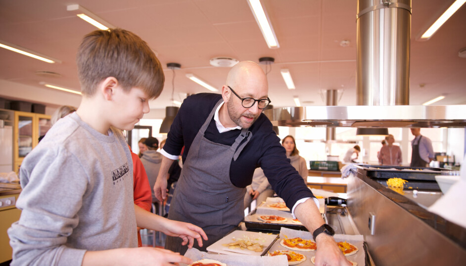 Fødevareminister Rasmus Prehn hjalp 6.c i madkundskab for at få gode eksempler, som han kan bruge, når han politisk skal argumentere for bekæmpelse af madspild.
