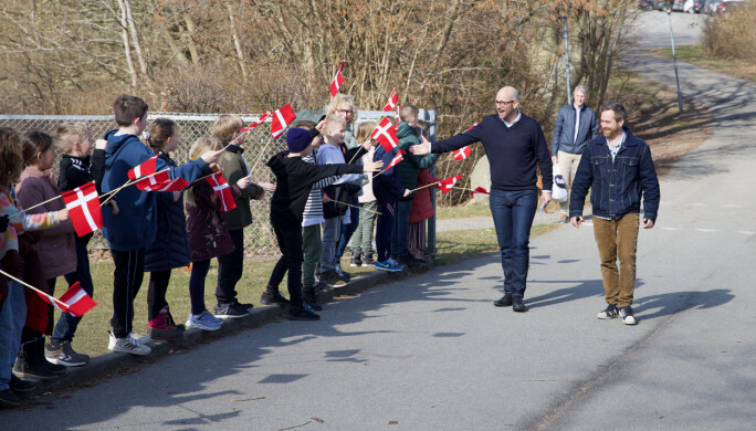 Da maden er lavet, skal eleverne, minister og kok servere den for 3. klasse, som har gjort klar til at tage imod. Da maden er lavet, skal eleverne, minister og kok servere den for 3. klasse, som har gjort klar til at tage imod.