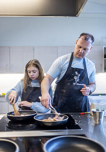 Madkundskabslærer Tomas Nagel har gjort det til en del af undervisningen af madkundskabsholdene på Tølløse Skole at lave mad til skolens frokostcafé.