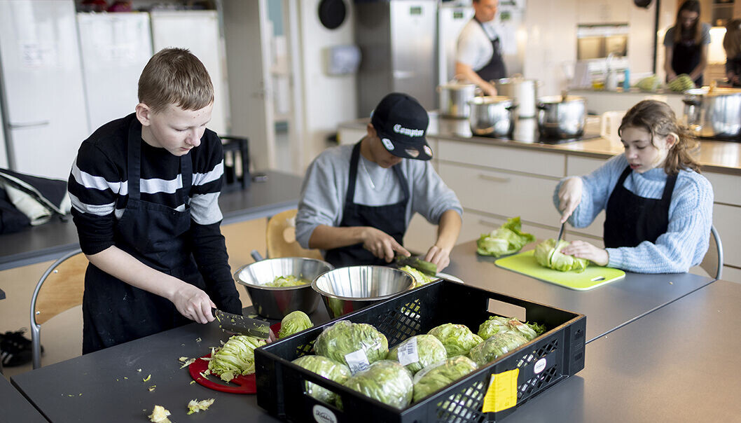 Hver anden uge går 7.b i skolekøkkenet for at tilberede skolens frokostordning Hver anden uge går 7.b i skolekøkkenet for at tilberede skolens frokostordning