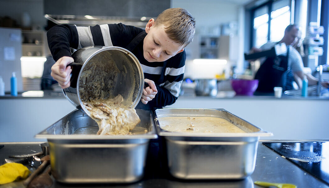 Dagens ret er svinekød i sennepsflødesovs med små kartofler og salat. I dag skal Tølløse Skoles madkundskabshold tilberede frokosten til 45 børn og voksne på skolen.