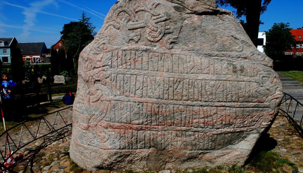 Jellingstenen er rejst omkring år 965 af Harald Blåtand, som gjorde danerne kristne. Jellingstenen er rejst omkring år 965 af Harald Blåtand, som gjorde danerne kristne.