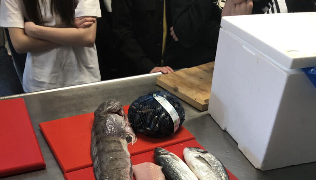 Alle samles vi om lærerbordet. Alle samles vi om lærerbordet.