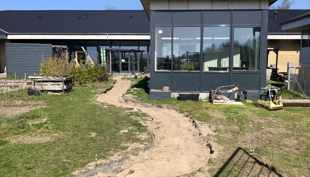 Vores sti er gravet op og venter stenmel. Derfor ser den lidt ramponeret ud. Men vores væksthus er vi utrolig glade for! Her kan planter overvintre og vi kan forspire. Vores sti er gravet op og venter stenmel. Derfor ser den lidt ramponeret ud. Men vores væksthus er vi utrolig glade for! Her kan planter overvintre og vi kan forspire.