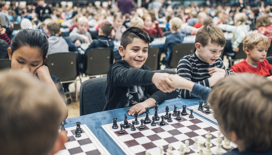 Endelig kan skoleskakspillerne mødes ved bordet og give hånd på en god match. Endelig kan skoleskakspillerne mødes ved bordet og give hånd på en god match.