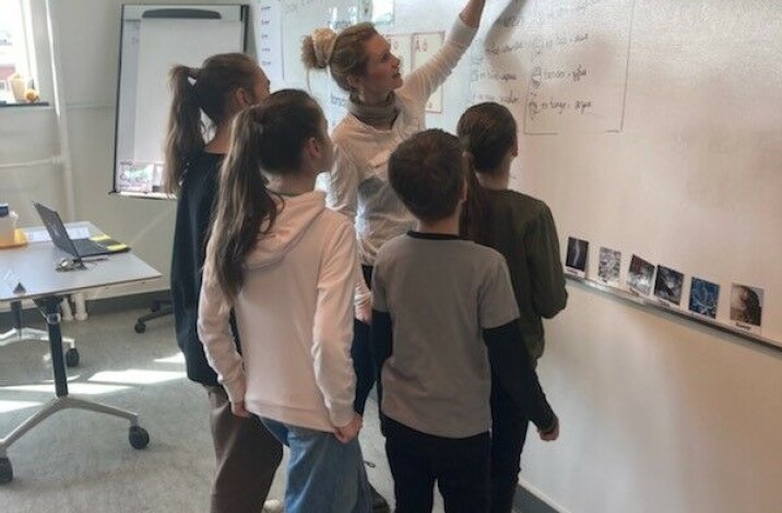 Der er i øjeblikket kun 20 elever på skolen, men allerede fra næste uge bliver de væsentligt flere og må deles op i to klasser. Der er i øjeblikket kun 20 elever på skolen, men allerede fra næste uge bliver de væsentligt flere og må deles op i to klasser.
