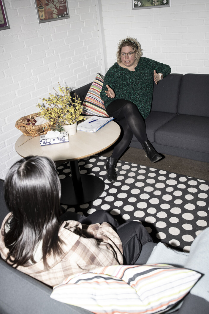 ”Vi kan handle på bekymringer med det samme, sikre hurtigere hjælp, og dermed at eleverne hurtigere kommer i trivsel”, siger skolesocialrådgiver på Tilst Skole Tina Mogensen Givskud. ”Vi kan handle på bekymringer med det samme, sikre hurtigere hjælp, og dermed at eleverne hurtigere kommer i trivsel”, siger skolesocialrådgiver på Tilst Skole Tina Mogensen Givskud.