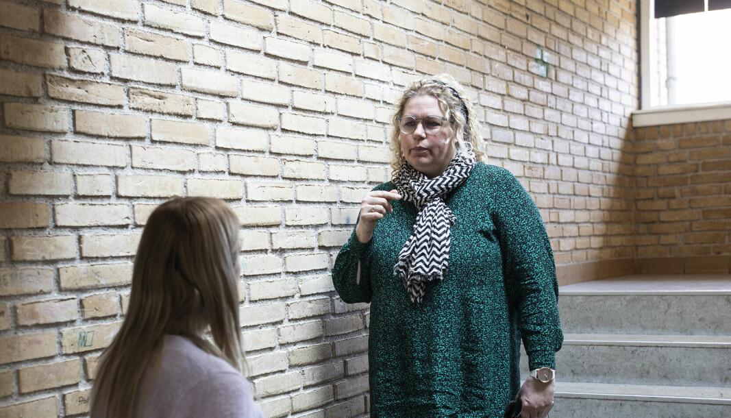 Med sin daglige gang på skolen kan Tina Mogensen Givskud lige gribe fat i en lærer til en hurtig snak, hvis hun er bekymret for en elev.