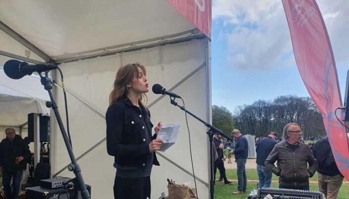 Forperson for Lærerstuderendes Landskreds Caroline Holdflod fik bifald for sin tale om verdens kriser og invasionen i Ukraine, som kommer helt ind i klasselokalerne. Forperson for Lærerstuderendes Landskreds Caroline Holdflod fik bifald for sin tale om verdens kriser og invasionen i Ukraine, som kommer helt ind i klasselokalerne.