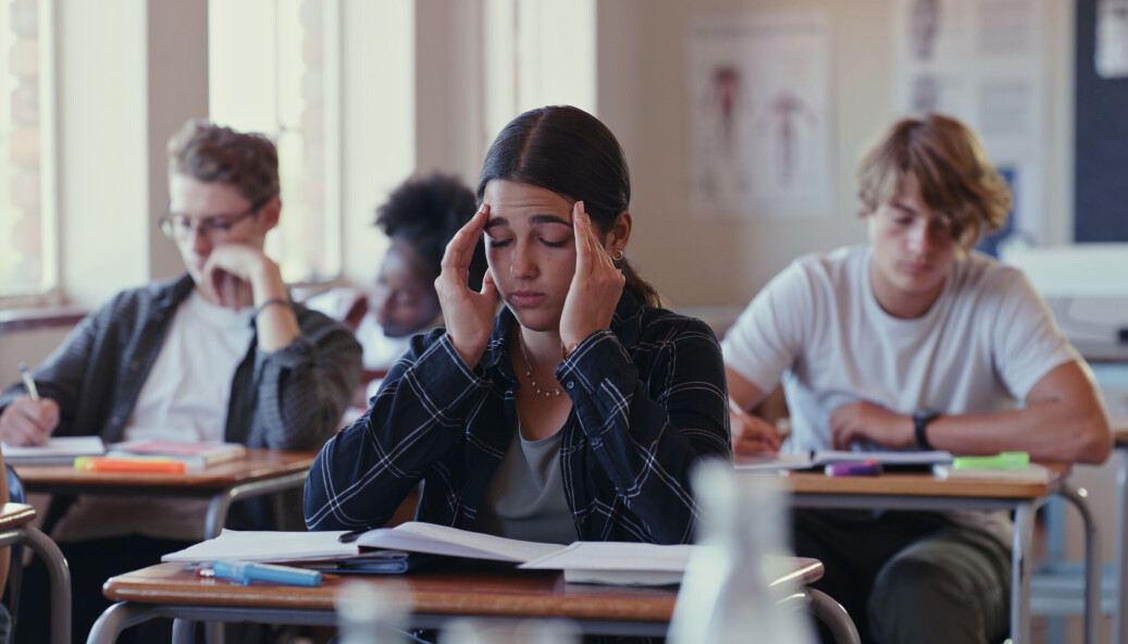 8000 elever fordelt på 234 skoler målte sidste år CO2-indholdet i luften i deres klasselokale og desuden tog to koncentrationstest: Én i et lokale, hvor luften var ’som den plejer’ og én i et lokale, hvor der luftet godt ud. Resultaterne var, at eleverne i gennemsnit havde 6 procent færre fejl, når de sad i et velventileret lokale. 8000 elever fordelt på 234 skoler målte sidste år CO2-indholdet i luften i deres klasselokale og desuden tog to koncentrationstest: Én i et lokale, hvor luften var ’som den plejer’ og én i et lokale, hvor der luftet godt ud. Resultaterne var, at eleverne i gennemsnit havde 6 procent færre fejl, når de sad i et velventileret lokale.