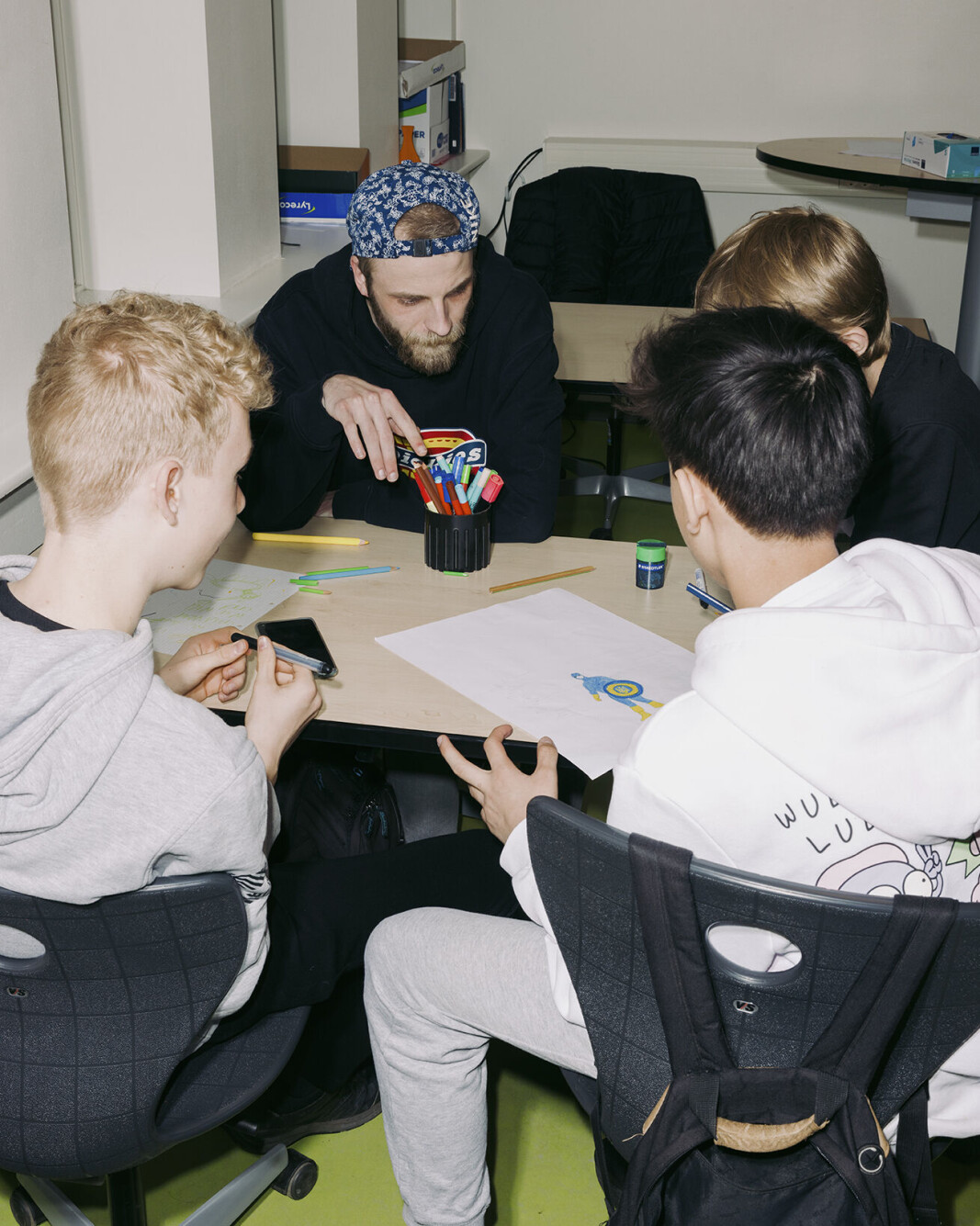 Nicklas Hessellund Mortensen i gang med at undervise i forløbet om street art, som de lærerstuderende havde forberedt til 7.-klasserne. Nicklas Hessellund Mortensen i gang med at undervise i forløbet om street art, som de lærerstuderende havde forberedt til 7.-klasserne.