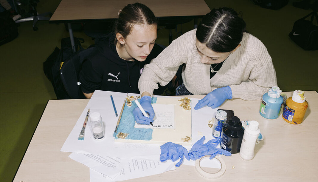 Lærerstuderende Kamilla Munksgaard synes, at det er godt med mere praksiserfaring. Men planlægningen af de to dage ude på skolen har været en smule kaotisk, føler hun. Lærerstuderende Kamilla Munksgaard synes, at det er godt med mere praksiserfaring. Men planlægningen af de to dage ude på skolen har været en smule kaotisk, føler hun.