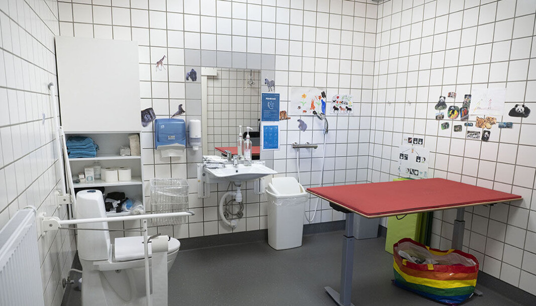 Før brugte skolen handicaptoilettet som lagerrum, men da skolen fik en elev i kørestol, blev faciliteterne ført up to date. Før brugte skolen handicaptoilettet som lagerrum, men da skolen fik en elev i kørestol, blev faciliteterne ført up to date.
