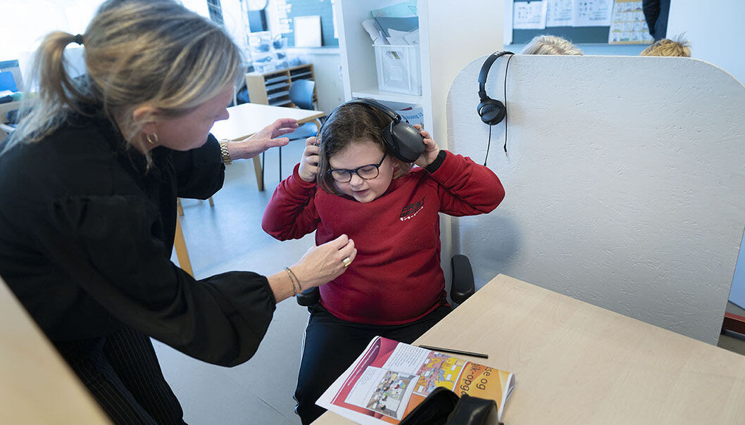 Anton fra 2. klasse går i en af Strandby Skoles mellemformer. Her hjælper afdelingsleder Mette Risager Sørensen ham med høretelefonerne, så han kan arbejde uforstyrret. Anton fra 2. klasse går i en af Strandby Skoles mellemformer. Her hjælper afdelingsleder Mette Risager Sørensen ham med høretelefonerne, så han kan arbejde uforstyrret.