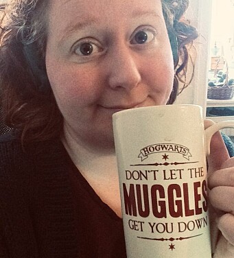 I coronaundervisningen måtte man klynge sig til kaffekoppens citat. Erstat evt. muggles med corona eller lockdown I coronaundervisningen måtte man klynge sig til kaffekoppens citat. Erstat evt. muggles med corona eller lockdown