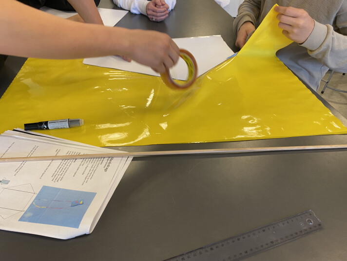 Eleverne er igang med at designe og skabe deres drage Eleverne er igang med at designe og skabe deres drage