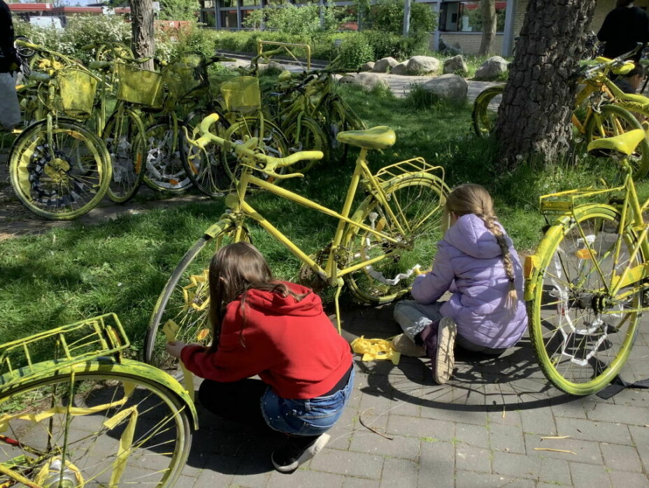 Elever fletter stof i cykelhjulene