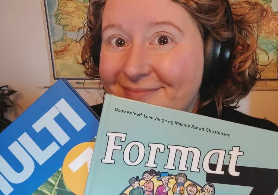 En glad matematiklærer med nye bøger