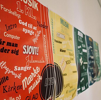 Plakaterne har Katrine Thelle lavet med eleverne. Der er en planche fra hver klasse. De er lavet i den første musiktime, hun havde med eleverne.