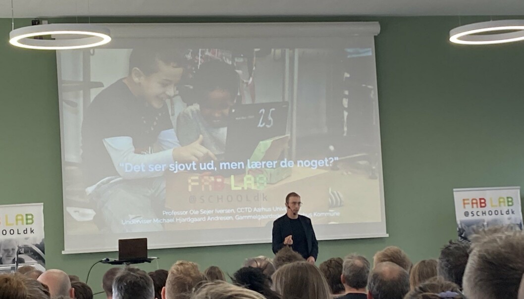 ”Skolerne investerer massivt i teknologier, og der er lagt op til endnu flere investeringer i digitaliseringsstrategien. Men der skal også være en retning for, hvad vi vil med dem. Og det kræver en national standard. Ellers er det det vilde vesten”, siger Ole Sejer Iversen. ”Skolerne investerer massivt i teknologier, og der er lagt op til endnu flere investeringer i digitaliseringsstrategien. Men der skal også være en retning for, hvad vi vil med dem. Og det kræver en national standard. Ellers er det det vilde vesten”, siger Ole Sejer Iversen.