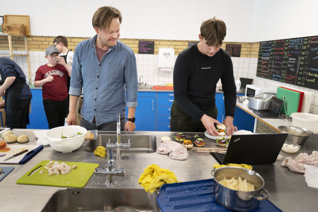 Madkundskabslærer Christian Svane ser til, mens en elev gør sliders klar til åbent hus for forældre, søskende, klassekammerater og de elever, der måske skal have madkundskab som valgfag næste skoleår. Arrangementet er en slags alternativ til de aflyste eksaminer. Madkundskabslærer Christian Svane ser til, mens en elev gør sliders klar til åbent hus for forældre, søskende, klassekammerater og de elever, der måske skal have madkundskab som valgfag næste skoleår. Arrangementet er en slags alternativ til de aflyste eksaminer.