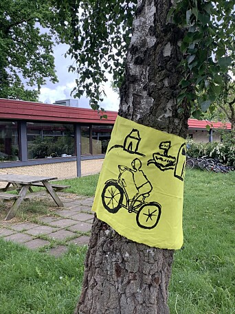 Vi afprøver et værk på et af skolens træer Vi afprøver et værk på et af skolens træer