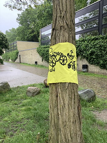 Vi afprøver et værk på et af skolens træer Vi afprøver et værk på et af skolens træer