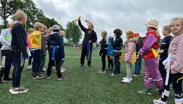 Kulørte halefjer markerede, hvilken hønserace eleverne tilhørte i den venskabelige kappestrid på sportsbanerne. Kulørte halefjer markerede, hvilken hønserace eleverne tilhørte i den venskabelige kappestrid på sportsbanerne.