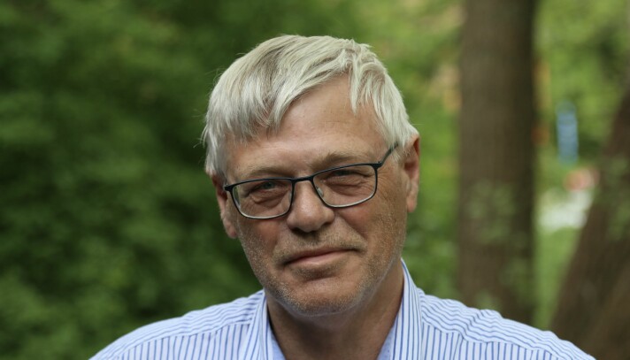 Karsten Severinsen, pensioneret lærer fra Dianalund, har en stor interesse for politik og skoleforhold. Han og hustruen er med på seniorkursus for første gang.
