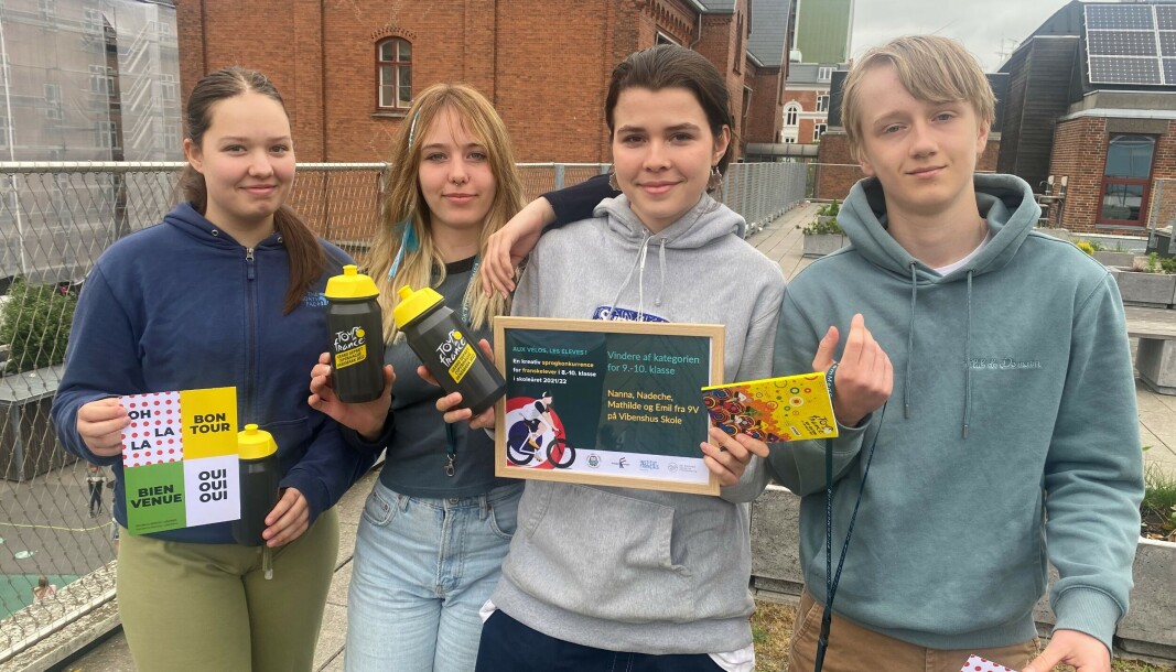 Fra venstre: Mathilde Wiener Deichmann, Nanna Brayd, Nadeche Seattle Lindelöf og Emil Bock Rasmussen fra 9.V på Vibenshus Skole har vundet førstepræmien i det Nationale Center for Fremmedsprogs Tour de France-konkurrence. Eleverne har både brugt frikvarterne og fritiden på at skrive, indspille og klippe deres musikvideo om fordelene ved at cykle, fortæller deres lærer Charlotte Monica Bredsted. Fra venstre: Mathilde Wiener Deichmann, Nanna Brayd, Nadeche Seattle Lindelöf og Emil Bock Rasmussen fra 9.V på Vibenshus Skole har vundet førstepræmien i det Nationale Center for Fremmedsprogs Tour de France-konkurrence. Eleverne har både brugt frikvarterne og fritiden på at skrive, indspille og klippe deres musikvideo om fordelene ved at cykle, fortæller deres lærer Charlotte Monica Bredsted.