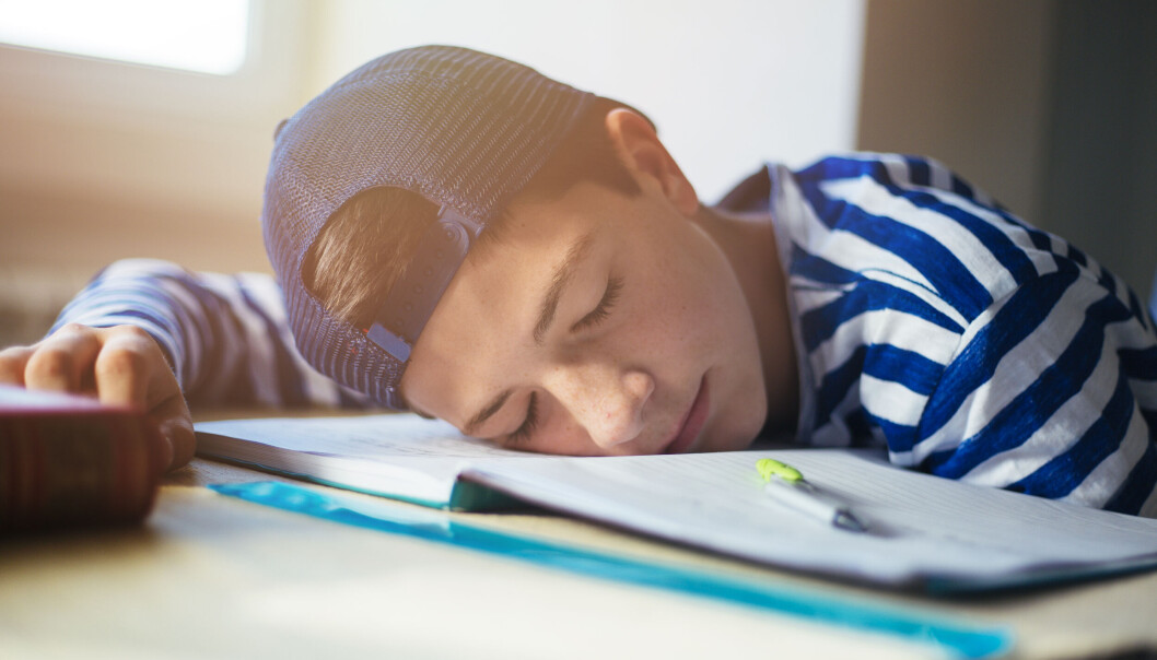 På videoerne ligger eleverne hen over bordene og sover, mens læreren forvirret ser til. På videoerne ligger eleverne hen over bordene og sover, mens læreren forvirret ser til.