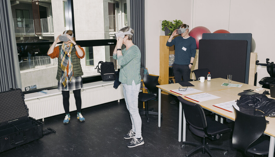 Lærerne følger grundigt med, imens de er vidne til, hvordan et rutinemæssigt hjemmebesøg pludselig udvikler sig til en nødsituation. Lærerne følger grundigt med, imens de er vidne til, hvordan et rutinemæssigt hjemmebesøg pludselig udvikler sig til en nødsituation.