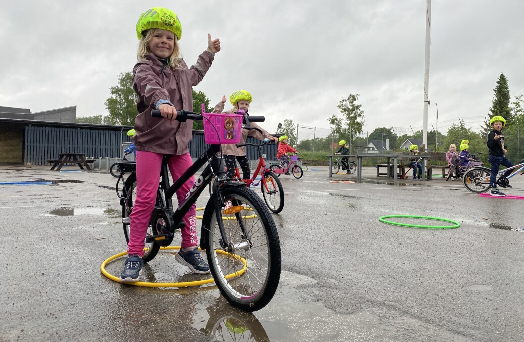 Eleverne på Vipperød Skole ved Holbæk øver både balance og koncentration, når de leger cykel-helle.