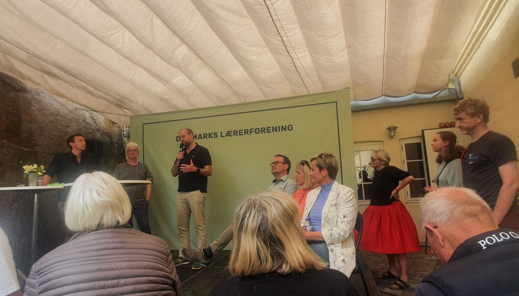 Forfatter og direktør i Djøf Sigge Winther Niielsen indledte debatten om Sammen om skoleni Danmarks Lærerforenings gård i Allinge på Bornholm Forfatter og direktør i Djøf Sigge Winther Niielsen indledte debatten om Sammen om skoleni Danmarks Lærerforenings gård i Allinge på Bornholm