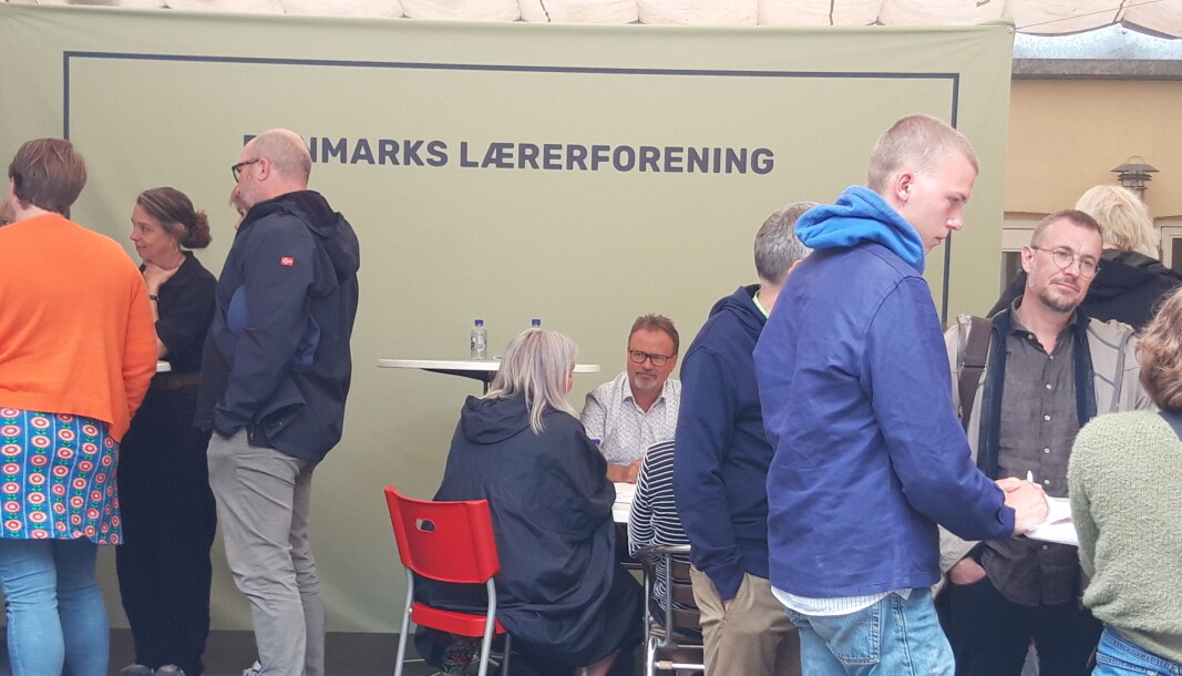 De bornholmske vejrguder sendte en lille byge ind over formiddagens debat, så publikum og panel rykkede sammen under presenningen. De bornholmske vejrguder sendte en lille byge ind over formiddagens debat, så publikum og panel rykkede sammen under presenningen.