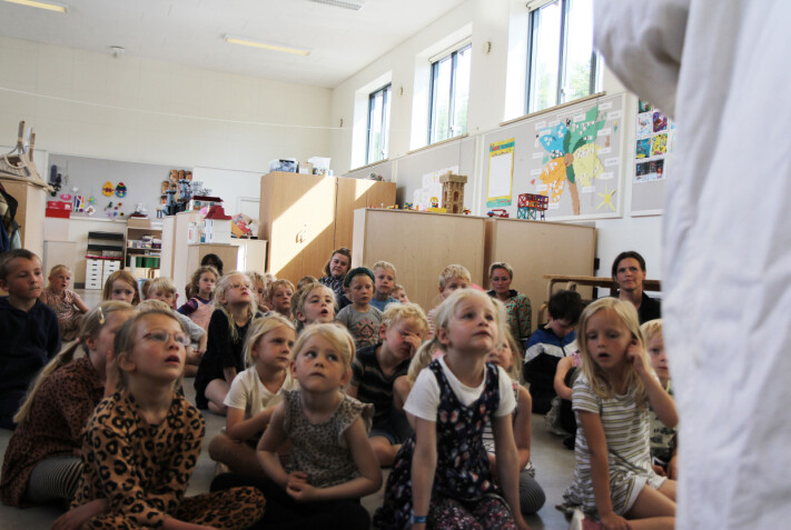 Pædagogerne i førskolen er blevet oplært i Skolesmart-systemet. De har brugt månederne før sommerferien til at lære børnene de syv kompetencer, der gerne skulle skabe en bedre skolestart for både elever, lærere og forældre. Professor Skolesmart er en karakter i undervisningsmaterialet, og her møder børnene for første gang "professoren" live. Pædagogerne i førskolen er blevet oplært i Skolesmart-systemet. De har brugt månederne før sommerferien til at lære børnene de syv kompetencer, der gerne skulle skabe en bedre skolestart for både elever, lærere og forældre. Professor Skolesmart er en karakter i undervisningsmaterialet, og her møder børnene for første gang "professoren" live.