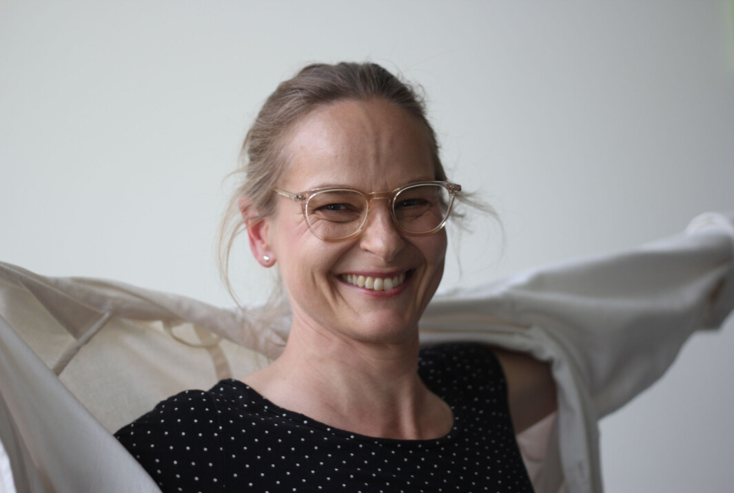 Musiklærer og master i pædagogik Trine Baggesen Klitgaard trækker i en hvid kittel og paryk, når hun skal undervise Havrehedskolens elever i livsmestringsstrategier som karakteren Professor Skolesmart. Musiklærer og master i pædagogik Trine Baggesen Klitgaard trækker i en hvid kittel og paryk, når hun skal undervise Havrehedskolens elever i livsmestringsstrategier som karakteren Professor Skolesmart.