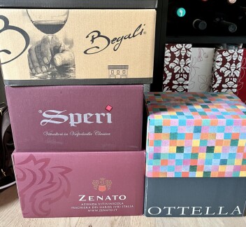 Far fik lov at komme på lidt forskellige besøg omkring Garda Søen i sommerferien. Der er intet som et glas vin til noget lækkert mad, når man har weekend. Men det er vist ikke så relevant for madkundskabsvirket – men bestemt livsglæden, som madlavningen giver til følge – og hvad dertil hører… Far fik lov at komme på lidt forskellige besøg omkring Garda Søen i sommerferien. Der er intet som et glas vin til noget lækkert mad, når man har weekend. Men det er vist ikke så relevant for madkundskabsvirket – men bestemt livsglæden, som madlavningen giver til følge – og hvad dertil hører…