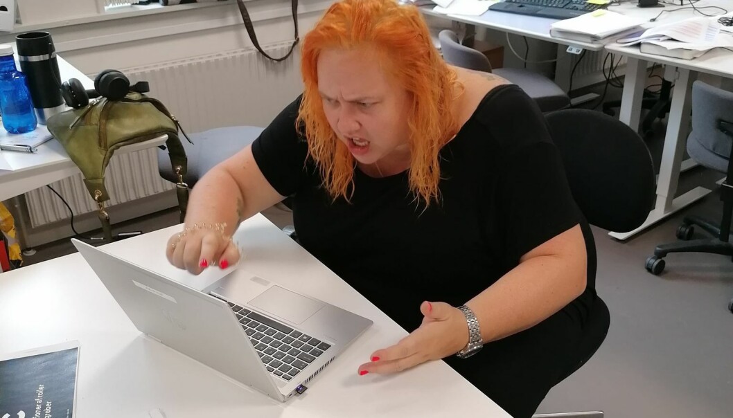 Jeg forsøger at vise hvordan man ser frustreret ud over IT Jeg forsøger at vise hvordan man ser frustreret ud over IT