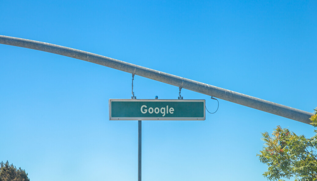 Google kan jo til enhver tid ændre deres betingelser og vilkår. Og derfor er udarbejdelse af risiko- og konsekvensanalyser et arbejde, man aldrig bliver færdig med. Måske skulle man spørge sig selv, om det er hensigtsmæssigt, at man er så afhængig af en techgigant, der til enhver tid kan ændre sine vilkår, mener Jesper Graugaard, som er far til en skoleelev i Helsingør og anmeldte sagen til Datatilsynet. Google kan jo til enhver tid ændre deres betingelser og vilkår. Og derfor er udarbejdelse af risiko- og konsekvensanalyser et arbejde, man aldrig bliver færdig med. Måske skulle man spørge sig selv, om det er hensigtsmæssigt, at man er så afhængig af en techgigant, der til enhver tid kan ændre sine vilkår, mener Jesper Graugaard, som er far til en skoleelev i Helsingør og anmeldte sagen til Datatilsynet.