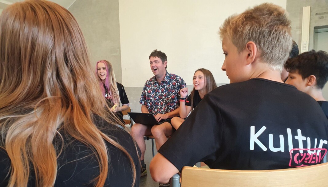 Musiklærer Nicolai Haugbyrd Vinkel har taget initiativ til at uddanne en gruppe elever fra 6. klasse til kulturcrew på Risbjergskolen i Hvidovre Musiklærer Nicolai Haugbyrd Vinkel har taget initiativ til at uddanne en gruppe elever fra 6. klasse til kulturcrew på Risbjergskolen i Hvidovre