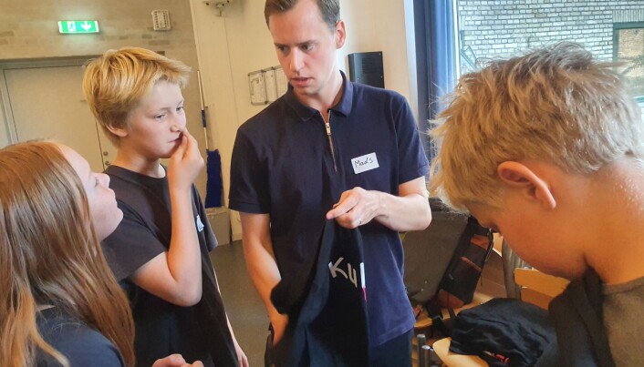 Mads Mølbach har T-shirts med til eleverne. Mads Mølbach har T-shirts med til eleverne.