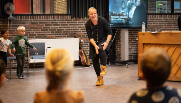 Signe Sørensen er korleder ved Herstedøster Kirke og hjælper eleverne med at "sige godmorgen til knæene". Hun har selv udviklet den pædagogik, der bruges i 'Alle kan synge'.