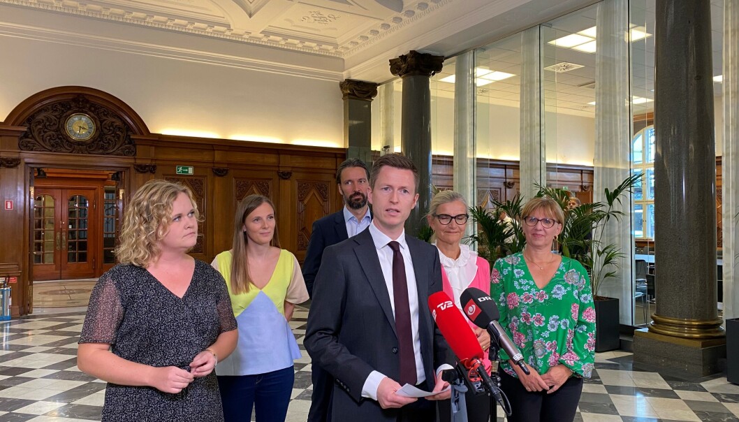 Et bredt politisk flertal med uddannelses- og forskningsminister Jesper Petersen (S) i spidsen præsenterede i dag en aftale om fornyelse af læreruddannelsen. Et bredt politisk flertal med uddannelses- og forskningsminister Jesper Petersen (S) i spidsen præsenterede i dag en aftale om fornyelse af læreruddannelsen.