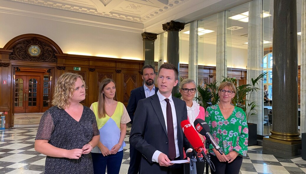 Cirka en tredjedel falder fra i dag, og det er alt for mange, sagde uddannelsesminister Jesper Petersen, da han til eftermiddag præsenterede aftalen om en fornyelse af læreruddannelsen. Cirka en tredjedel falder fra i dag, og det er alt for mange, sagde uddannelsesminister Jesper Petersen, da han til eftermiddag præsenterede aftalen om en fornyelse af læreruddannelsen.