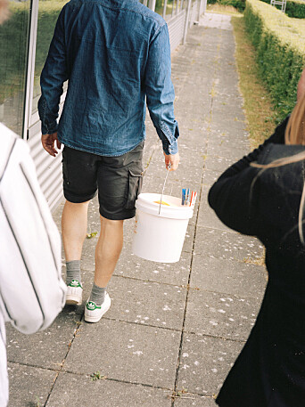I tæt på stregen-spillet, som foregår udenfor, konkurrerer eleverne i grupper om at kaste en genstand tæt på en streg. I tæt på stregen-spillet, som foregår udenfor, konkurrerer eleverne i grupper om at kaste en genstand tæt på en streg.