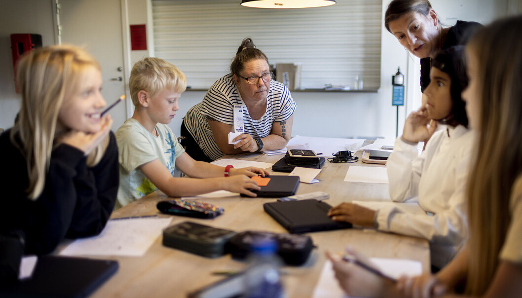 Stine Tell og Line Hougaard kører et særligt hold for 13 højtbegavede elever fra 4. og 5. årgang. De lærer blandt andet at strukturere deres vilde tanker og at samarbejde. Stine Tell og Line Hougaard kører et særligt hold for 13 højtbegavede elever fra 4. og 5. årgang. De lærer blandt andet at strukturere deres vilde tanker og at samarbejde.