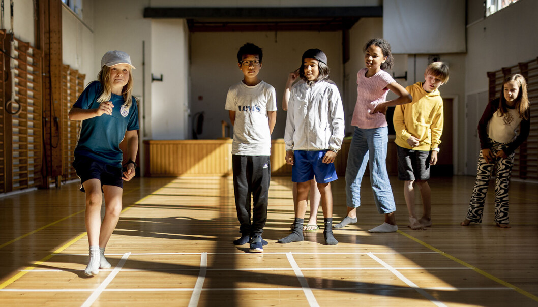 Timerne på Humlebæk Skoles hold for højtbegavede elever begynder altid med en lille samarbejdsøvelse. I dag lærer eleverne, at det ikke er nok, at de selv har regnet ud, hvor de skjulte bomber ligger i diagrammet, de skal også hjælpe kammeraterne igennem banen. Timerne på Humlebæk Skoles hold for højtbegavede elever begynder altid med en lille samarbejdsøvelse. I dag lærer eleverne, at det ikke er nok, at de selv har regnet ud, hvor de skjulte bomber ligger i diagrammet, de skal også hjælpe kammeraterne igennem banen.